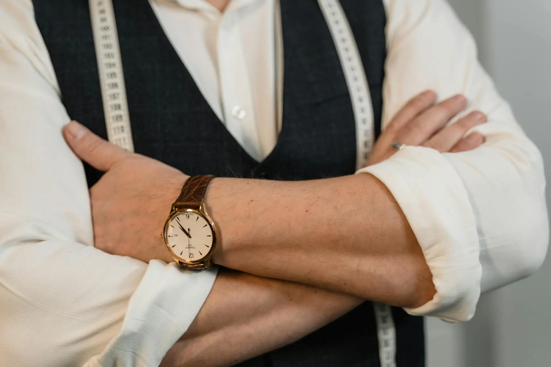 Croitor la masa de lucru verificând posibilitățile de retuș