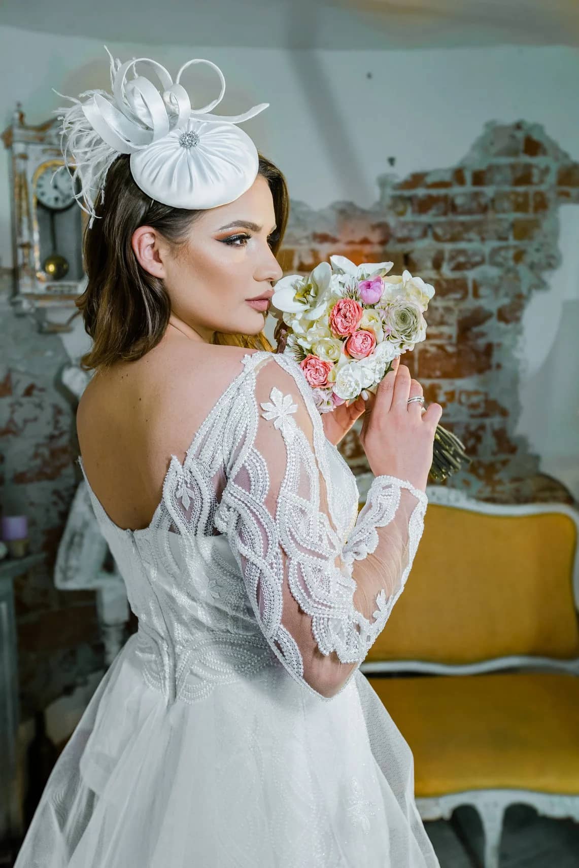 Rochie de mireasă din dantelă în grădină